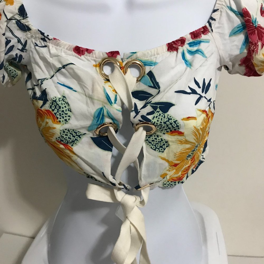Call Me Eden Floral Crop Top Cap Sleeve Lace Up/Tie Front Small NWT - Picture 2 of 5